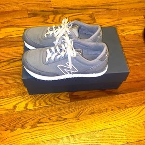 New balance in fair condition gray and white a good shoe